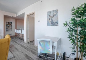 Gorgeous 2bd Condo Patio Gym Parking Coffee in Calgary