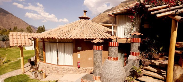 An intimate retreat in the Sacred Valley, with a sauna, hot tub, and views of a waterfall and the mountains in Arin