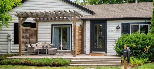 La Petite Maison, With Soaker Tub & Fire Bowl in Niagara-on-the-Lake