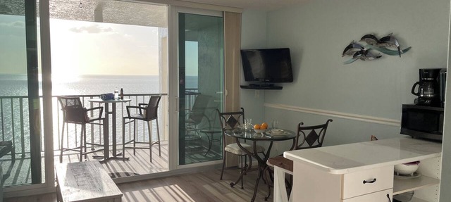 MILLION DOLLAR UPDATED BEACHFRONT VIEW with a ROOM. Penthouse Floor Happy Guests in Marco Island