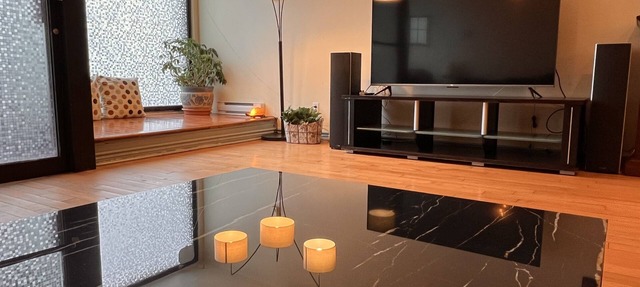 Private 3-Level Townhouse + 8BR + 8BA + Sleeps 8-30 +Sunny Terrace+Free Parking in Montréal