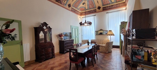 Spacious accommodation in a historical building in old town, 15 min from beach in Cossignano