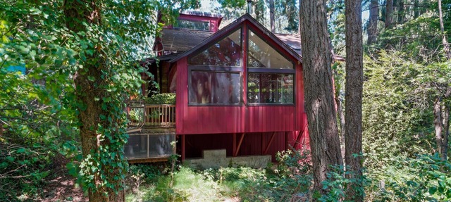 Spacious, Tranquil “Treehouse” with Sauna and Fireplace in Eugene