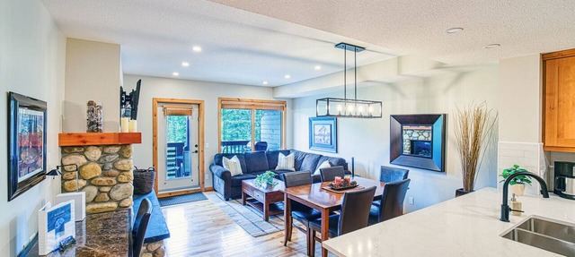 Spectacular Mountain views in Rundle Cliffs Lodge in Canmore