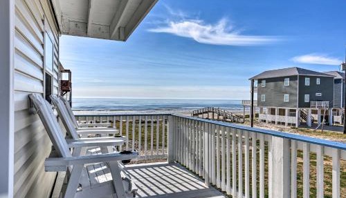 Walk to Shore & Eats: Surfside Beach House in Surfside Beach